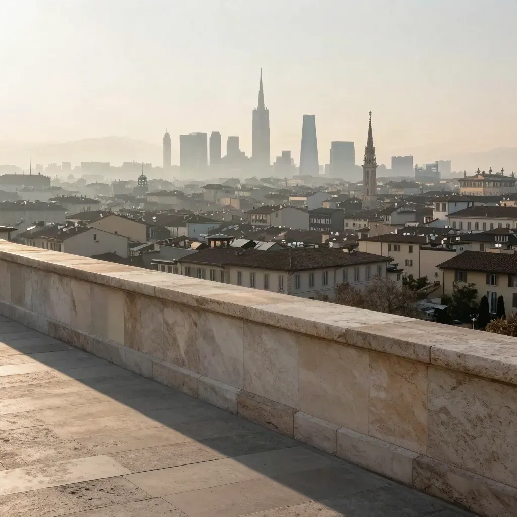 Veduta di Milano all’alba con terrazza in travertino e skyline immerso nella nebbia.